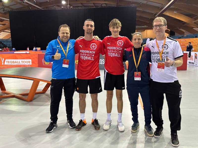 v.l. Roland Hamm, Cristian Ortiz Lolo, Alex Hamm, Silvia „Chivi“ Ferrer vom Athletic Teqball Bcn Klub aus Barcelona und Anton Kiss