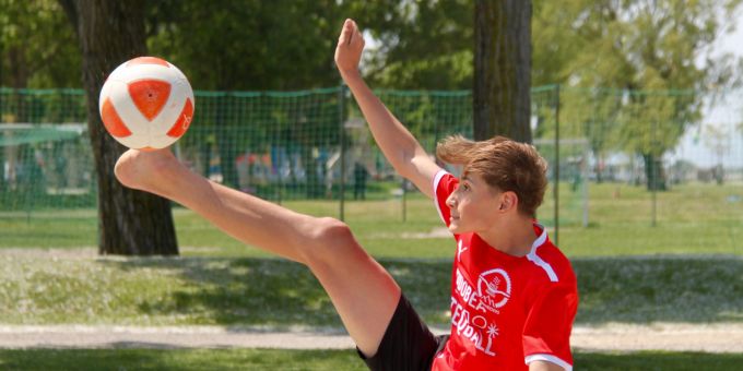 Aufschlag beim Teqball spielen