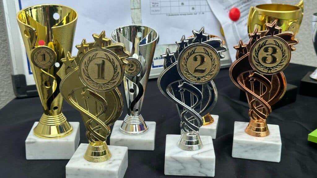 Pokale beim Teqball und Fußball Turnier

