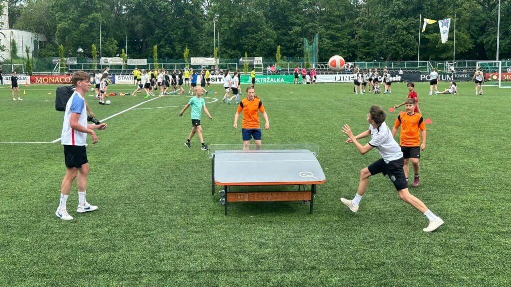 Teqball Training beim ersten Open Air Teqball Tournament in Bratislava